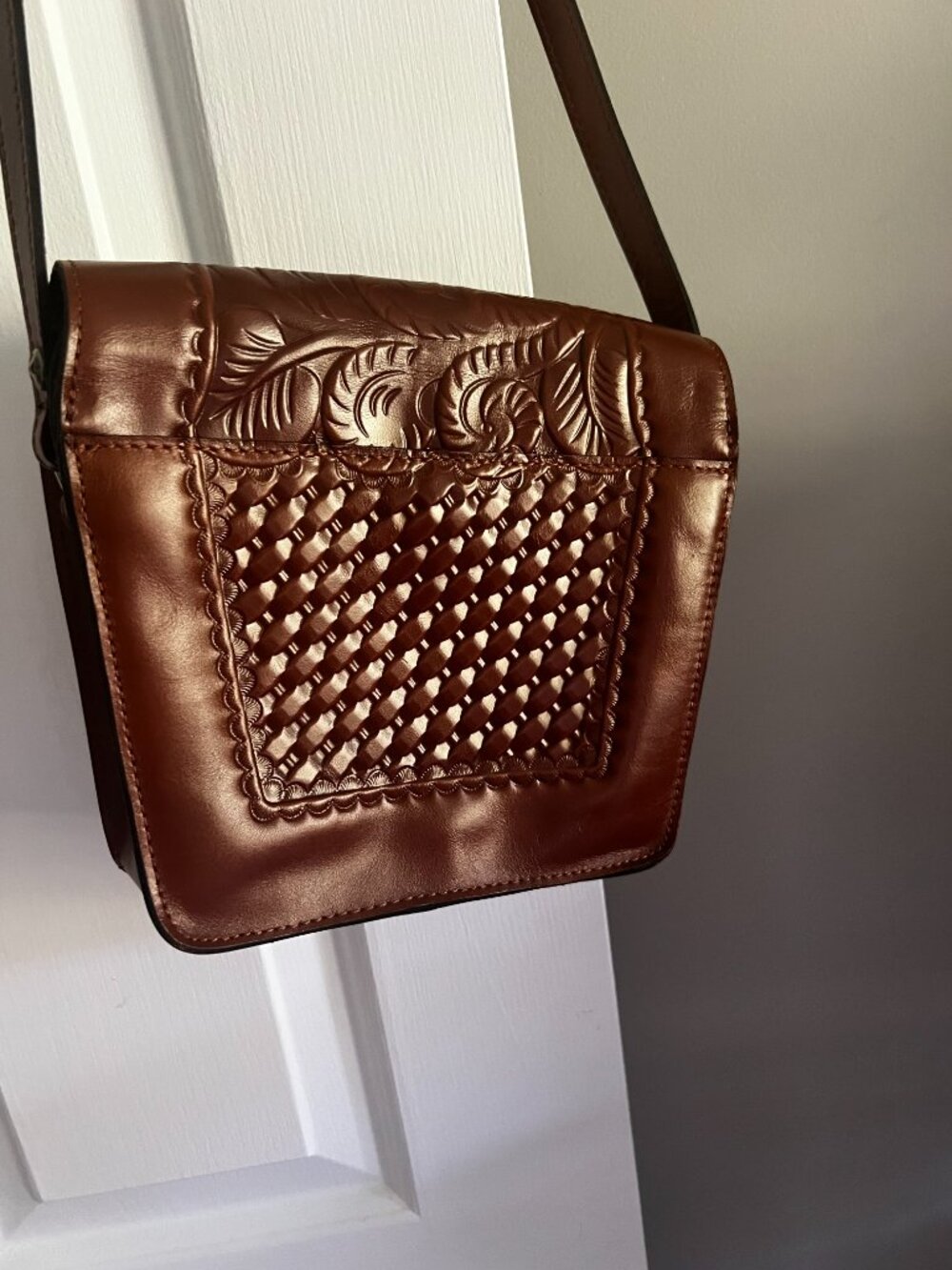 Patricia Nash tooled leather crossbody - Picture 2 of 2